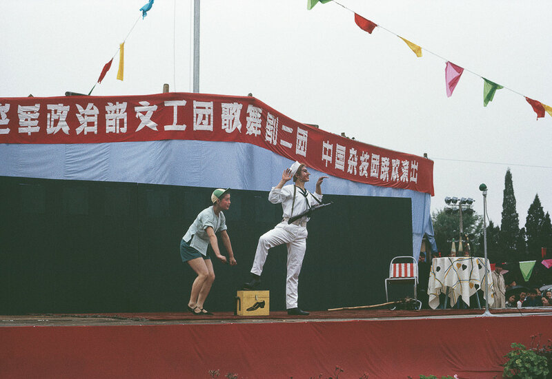 1966年5月1日，北京公园里的文艺表演。