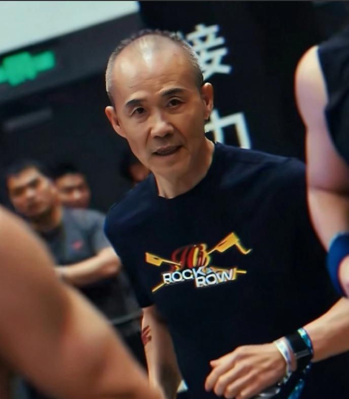 王石，冲上热搜！3月23日，许久没有消息的王石，突然冲上热搜，不是因为小娇妻