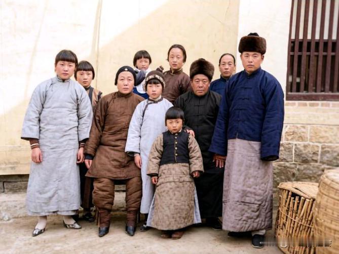 这是民国时期一个富裕的商人大家庭的全家福合影。那个时候的人讲究尊卑有序，所以在