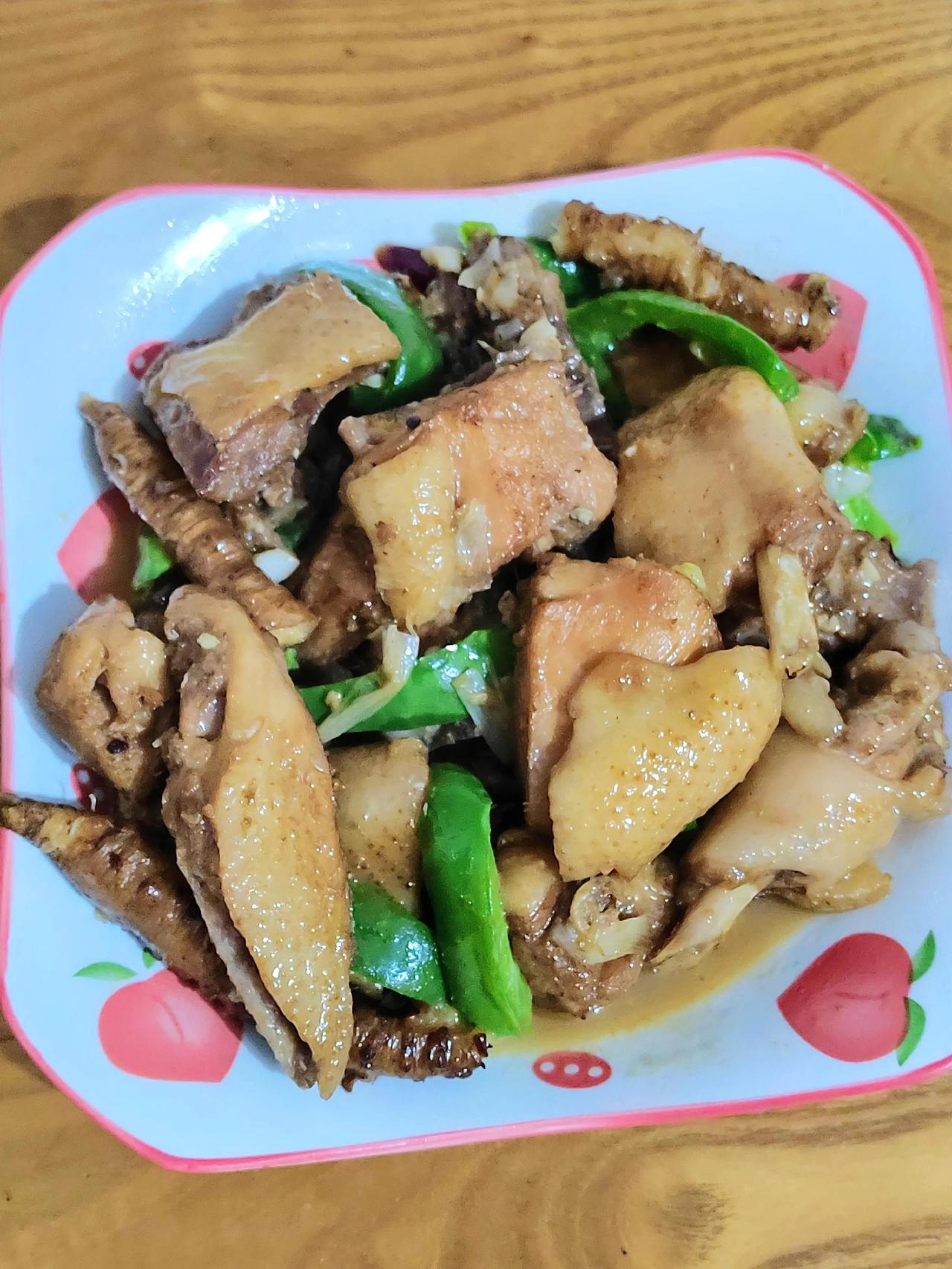 一个月前，小区门口多了家卖黑猪肉的摊位，我问那家卖肉的，他说是粮食猪，养的日期大