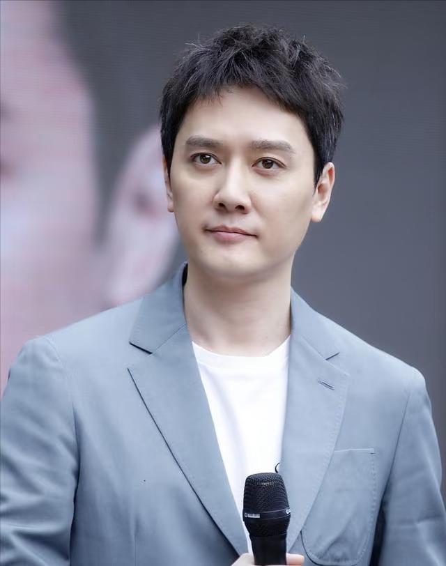 我敢断定，大多数男人都羡慕冯绍峰，家世好，年轻时谈了很多美女，中年结婚有了孩