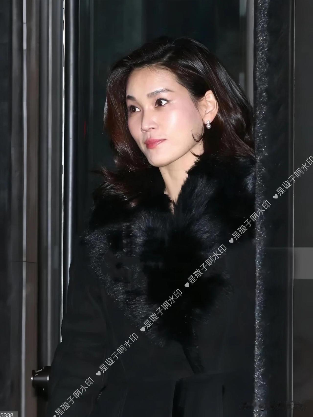 李健熙的四个儿女，长子李在镕身负集团继承重担，一路风波不断；长公主李富真为爱飞