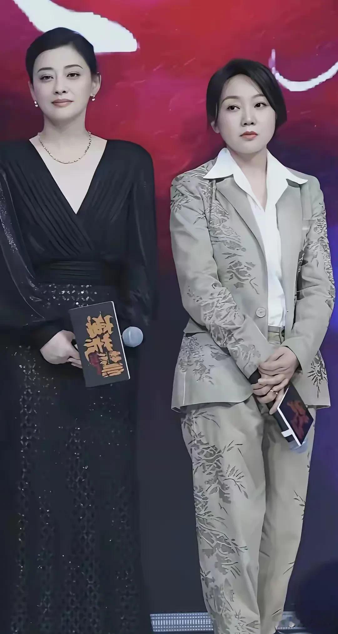 闫妮和梅婷站在一起，各有各的气质，真要分个高下，梅婷略胜一筹。