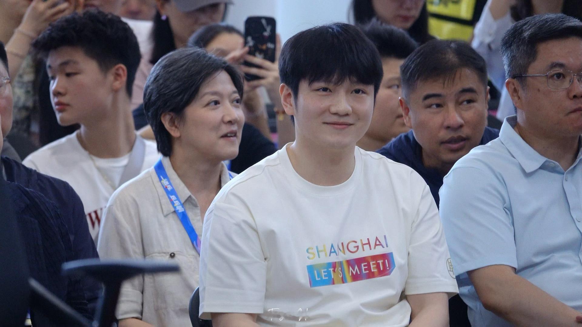 笑意盈盈地和对面的谁打招呼樊振东樊振东上海活动