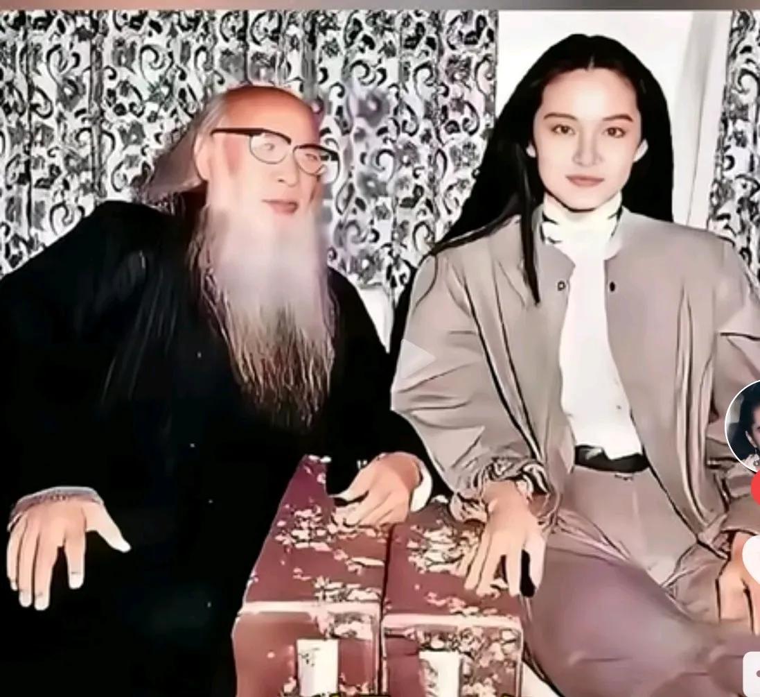 这是1983年2月，著名画家张大千与29岁的香港艺人林青霞的合影。从张大千的坐姿