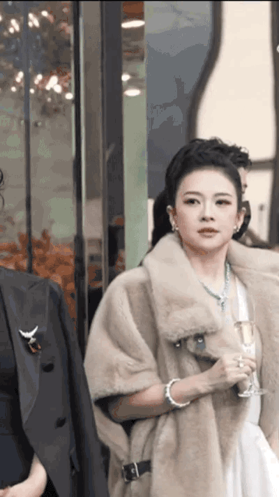 章子怡感觉胖了不少呢啊，不过颜值依旧在