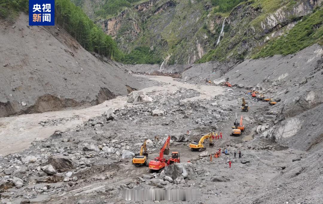 西藏泥石流救援现场今天上午10点，吉隆口岸救援通道陆路通道（216国道）已基本