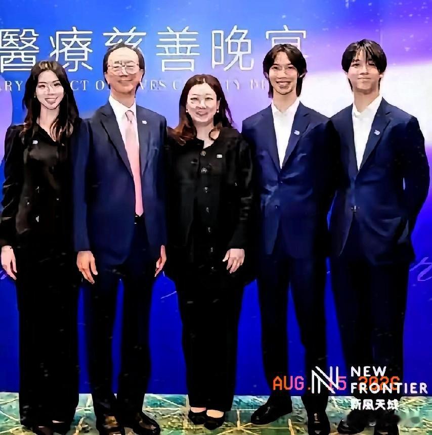 伏明霞最新全家福，老公仍是精瘦干练，三个孩子都已长大成人，都随了父亲的痩，又遗传