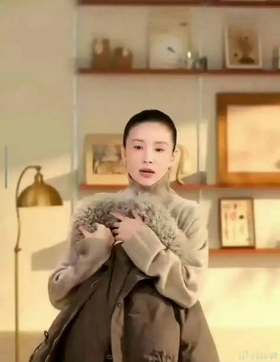 董洁的直播间里，一件大衣在短短3小时内被抢购一空，卖出了5000件。她没有声嘶力