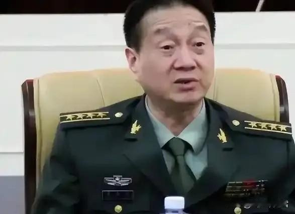 1979年，一个入伍52天的炊事班新兵，连炸越军3个碉堡，师长拍桌子：