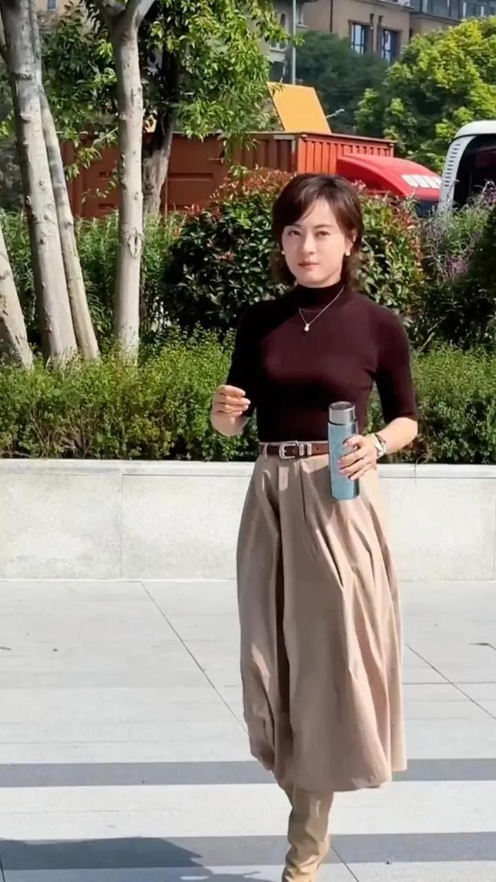 43岁孙俪上班路透太惊艳！知性穿搭+养生细节，把生活过成了诗谁能想到孙俪已