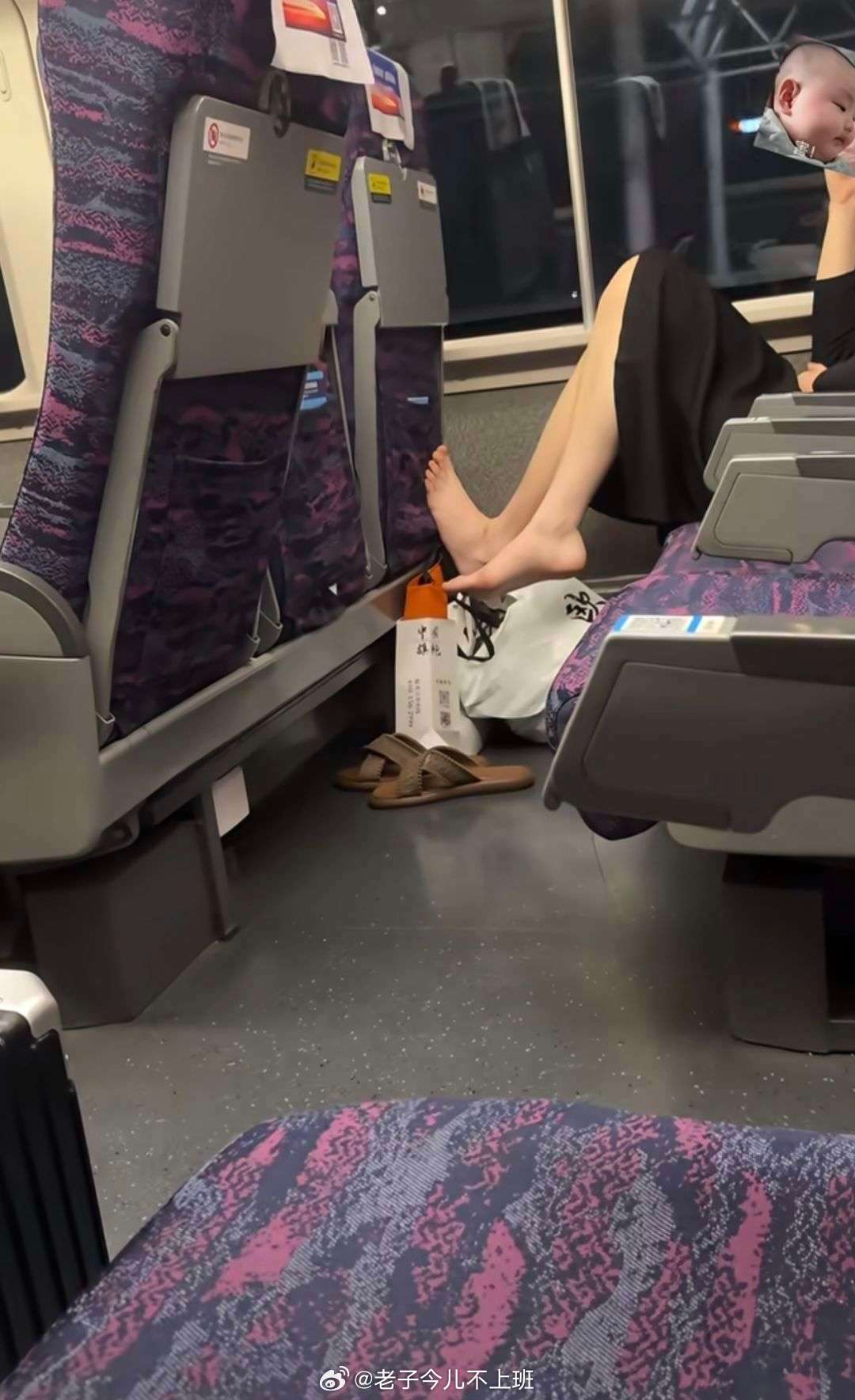 高铁上碰到这种人你会怎么做？