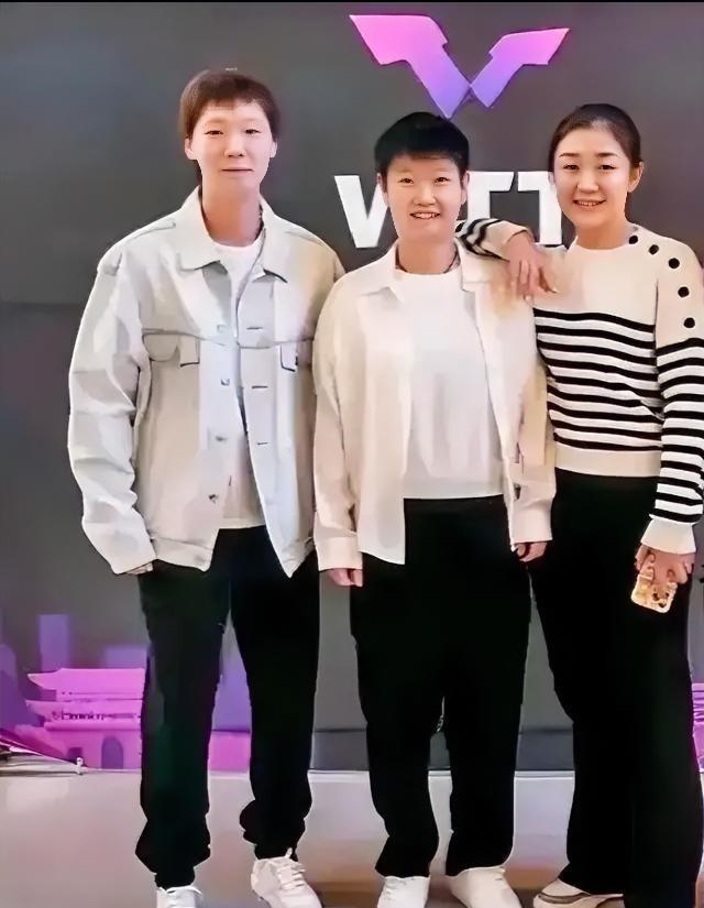 中间的是女乒队员孙颖莎，右边的是陈梦，一个比一个靓！一个比一个撒！而左边这位高个