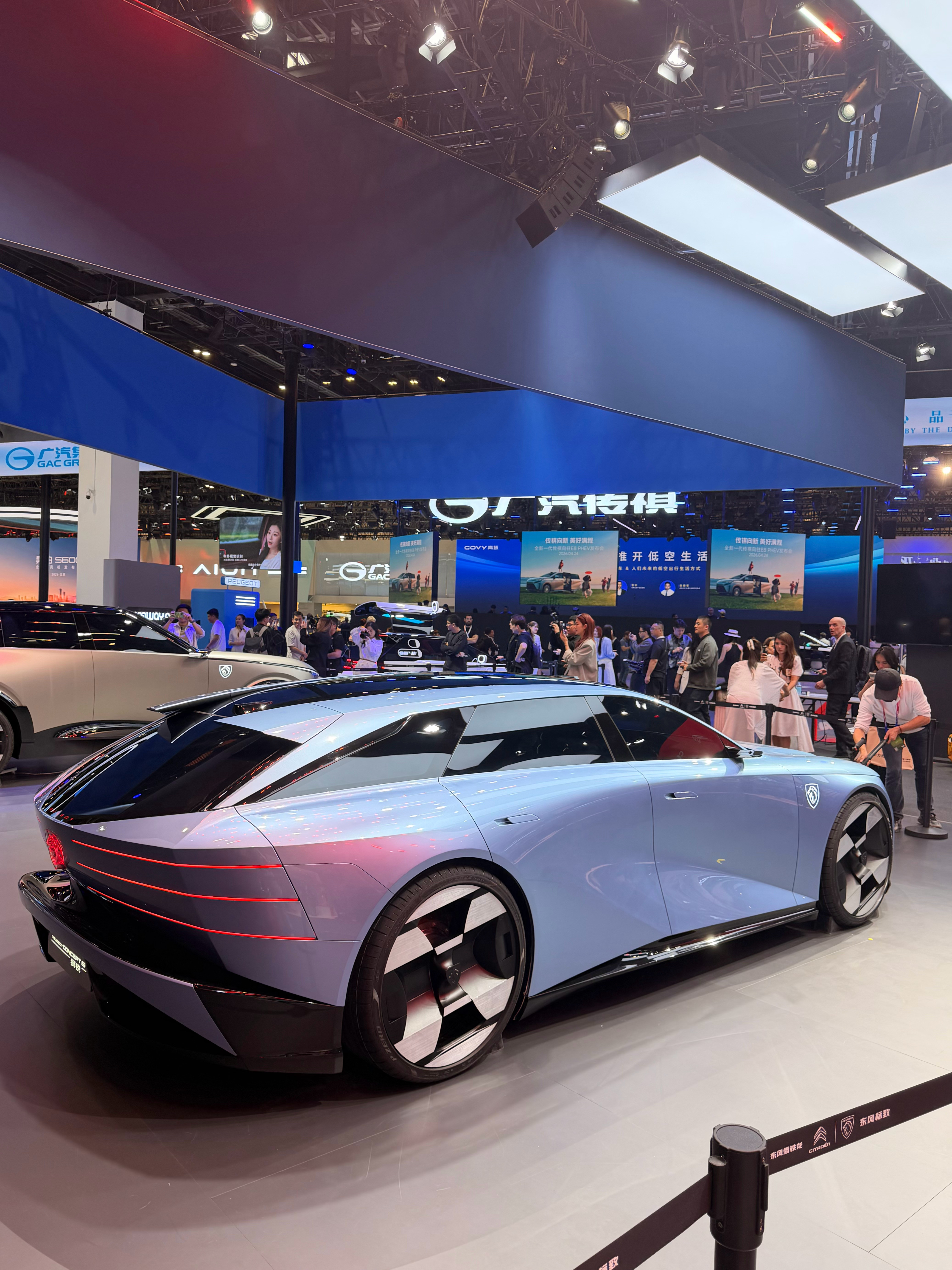 霜霜の新车前线当年没有来国内的标致508sw，这不就看到下一代电动化的影子