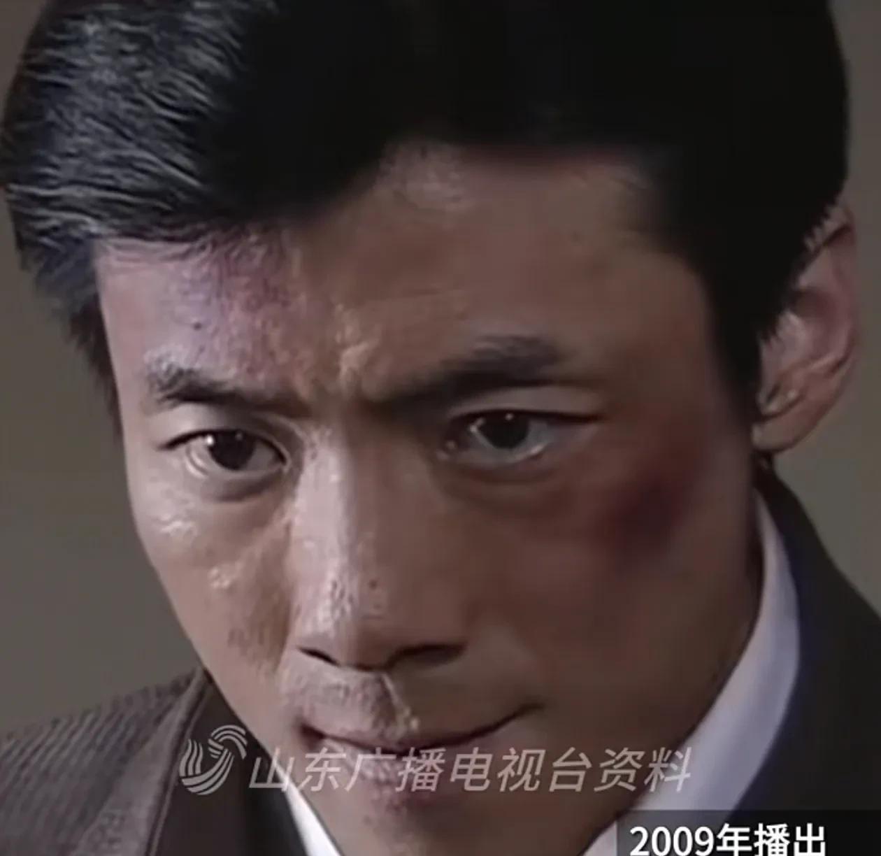 2007年，电视剧《潜伏》拍摄期间，有天饰演李涯的祖峰跑去找导演‘诉苦’：“我因