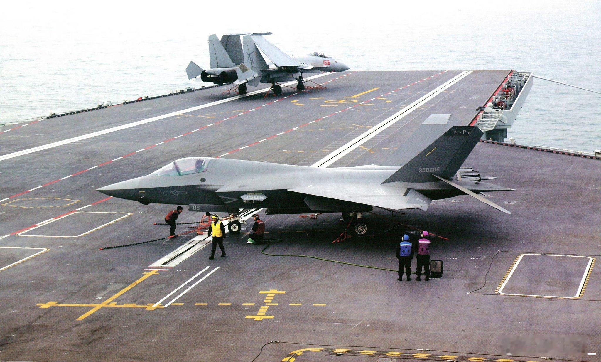 福建舰试航试验时的照片开始不断放出