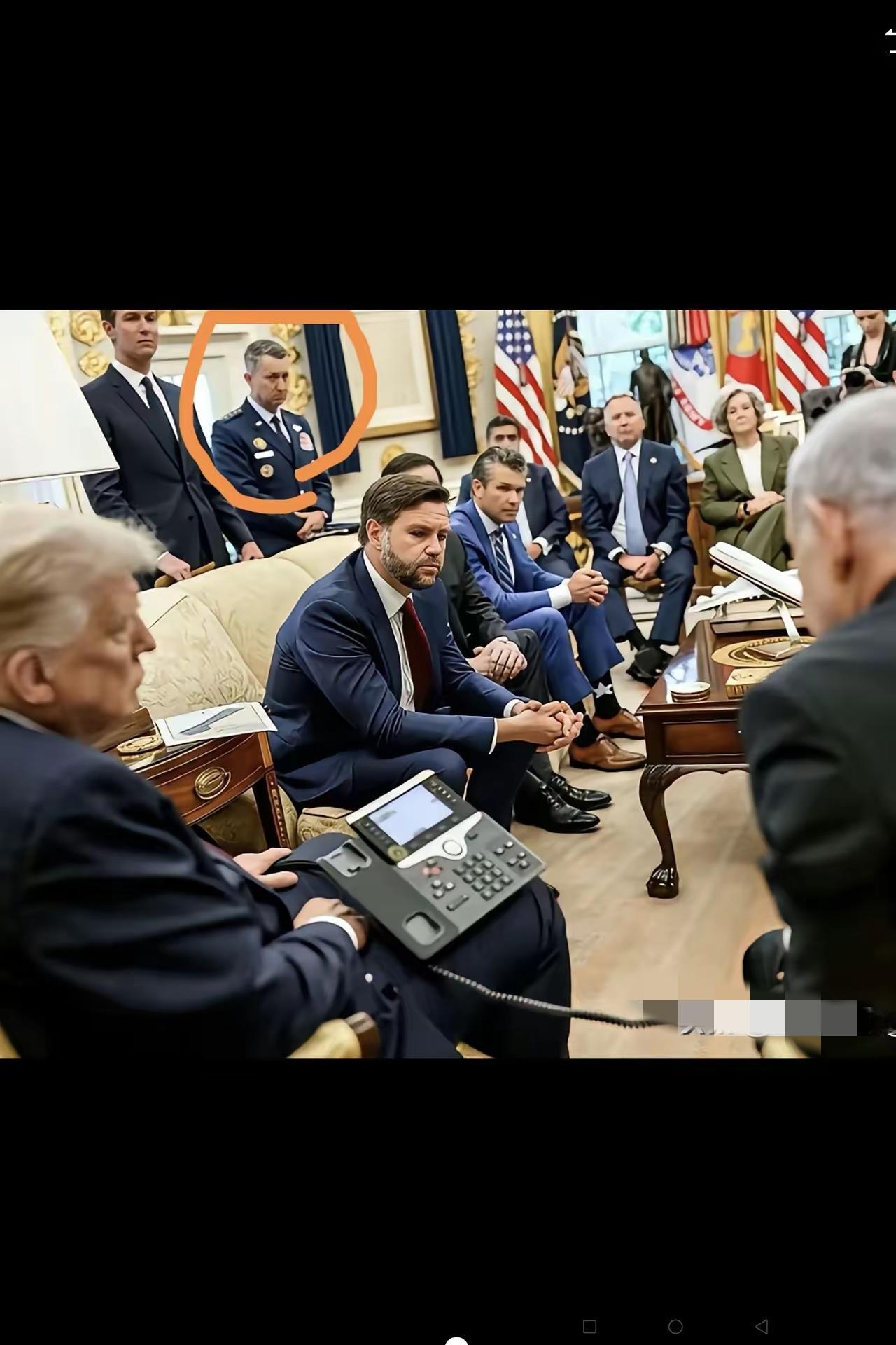 下面这张照片是美国总统特朗普昨天在白宫办公室把电话机放在自己的大腿上，“逼”以色