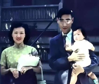 50年代美国，为“两弹一星”殉职的郭永怀，留下的一张全家福，镜头中的郭永怀瘦高个