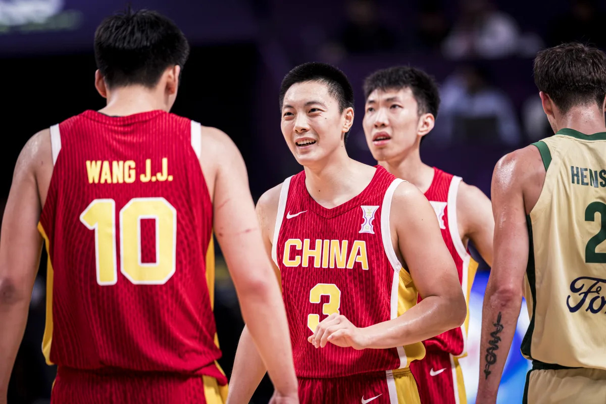 澳大利亚这个库克斯离谱啊，投篮13中10，罚球只有7中1。也好在他不准，中国男篮