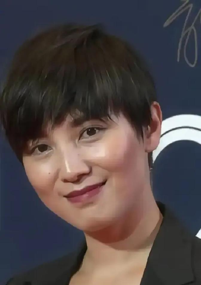 宋佳剃的不是头发，是一道算术题。你以为她在牺牲颜值？剧组用的0.2毫米推子，