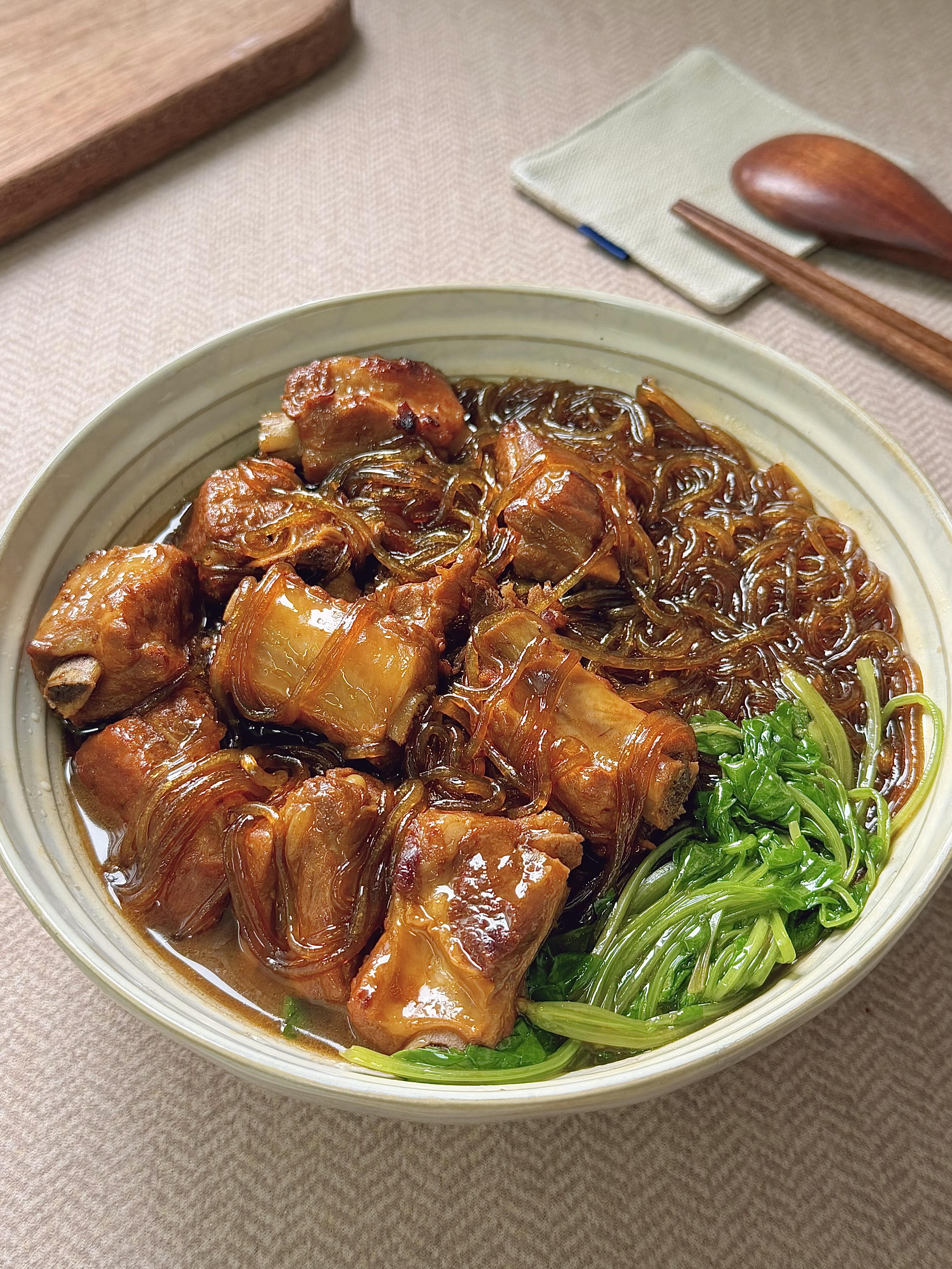 香辣入味！红烧排骨炖粉条，一口就上头✨家人们，这款红烧排骨炖粉条真的太绝了，软