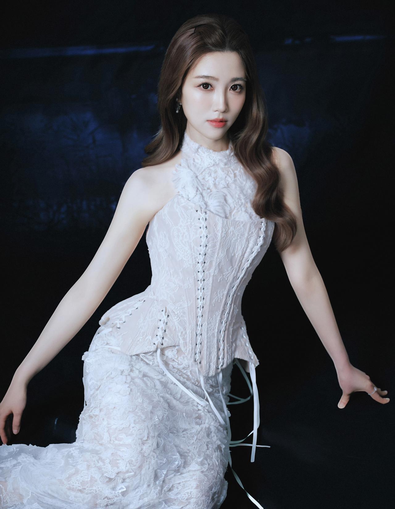 张纯烨挂脖蕾丝束腰礼服，完美勾勒优越身材曲线