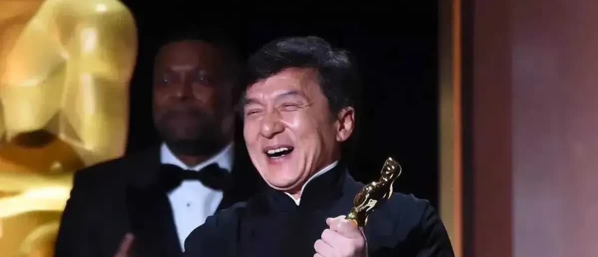 成龙是那种无法被洗脑，更无法被PUA的人。别人是吃一堑长一智，有的人是吃十至