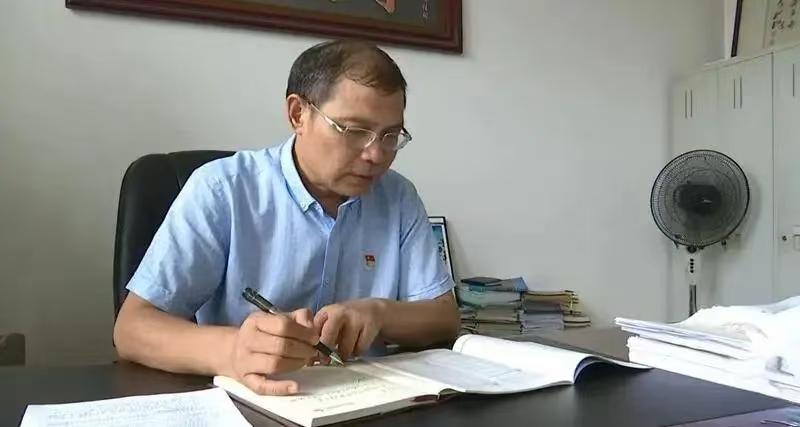 退休4年的丰城中学原校长熊才卫，今天彻底栽了。这个熊才卫在丰城市的教育圈，此前