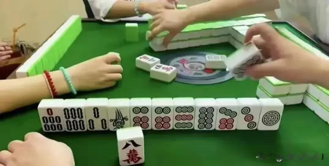 麻友离奇怪癖：每次必借800元？一位常年打麻将的女麻友，40多岁，每次到茶楼