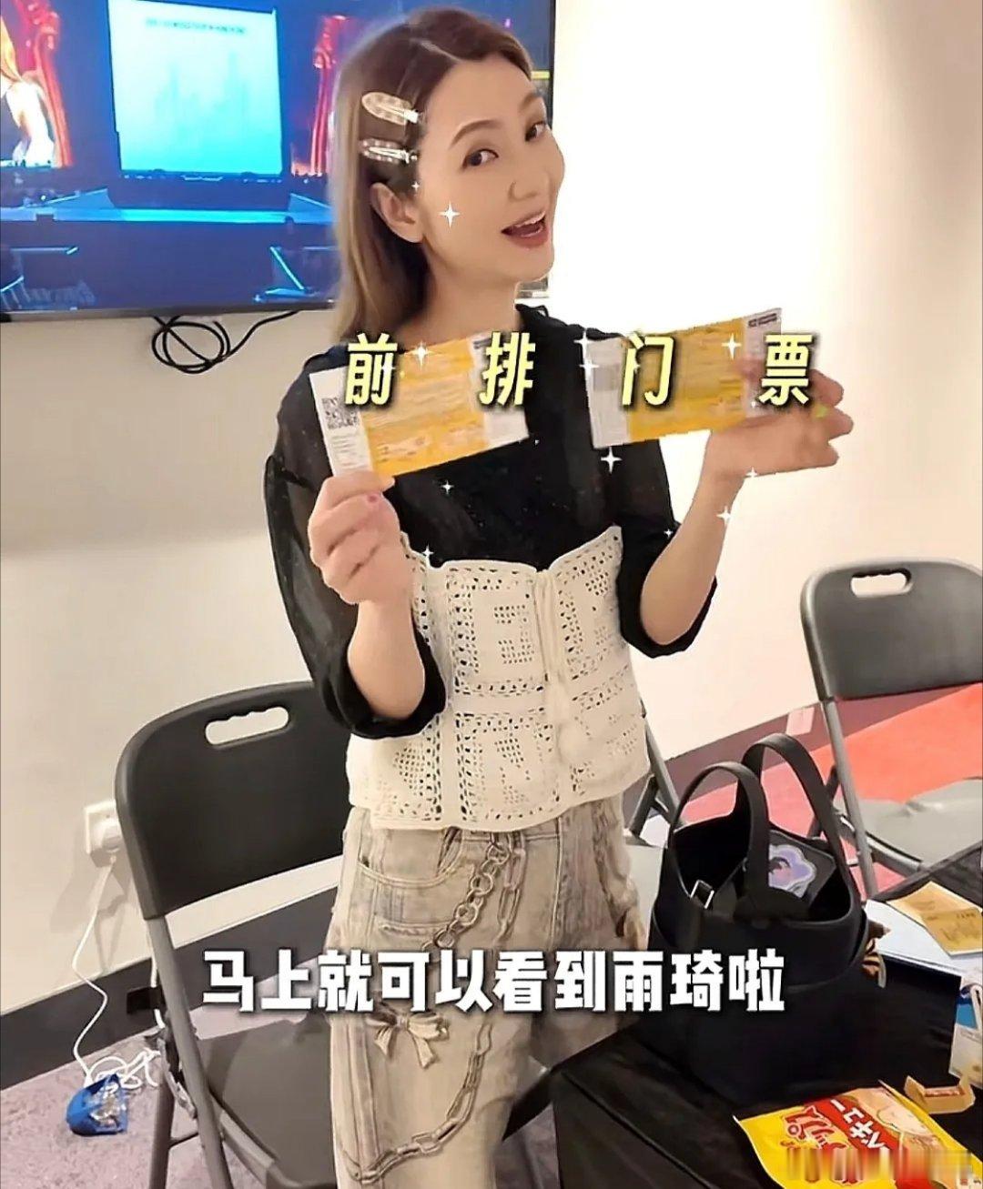 洪欣晒女儿近照，彤彤遗传爸爸张丹峰腿长基因，12岁身高接近170，又瘦又高，和女