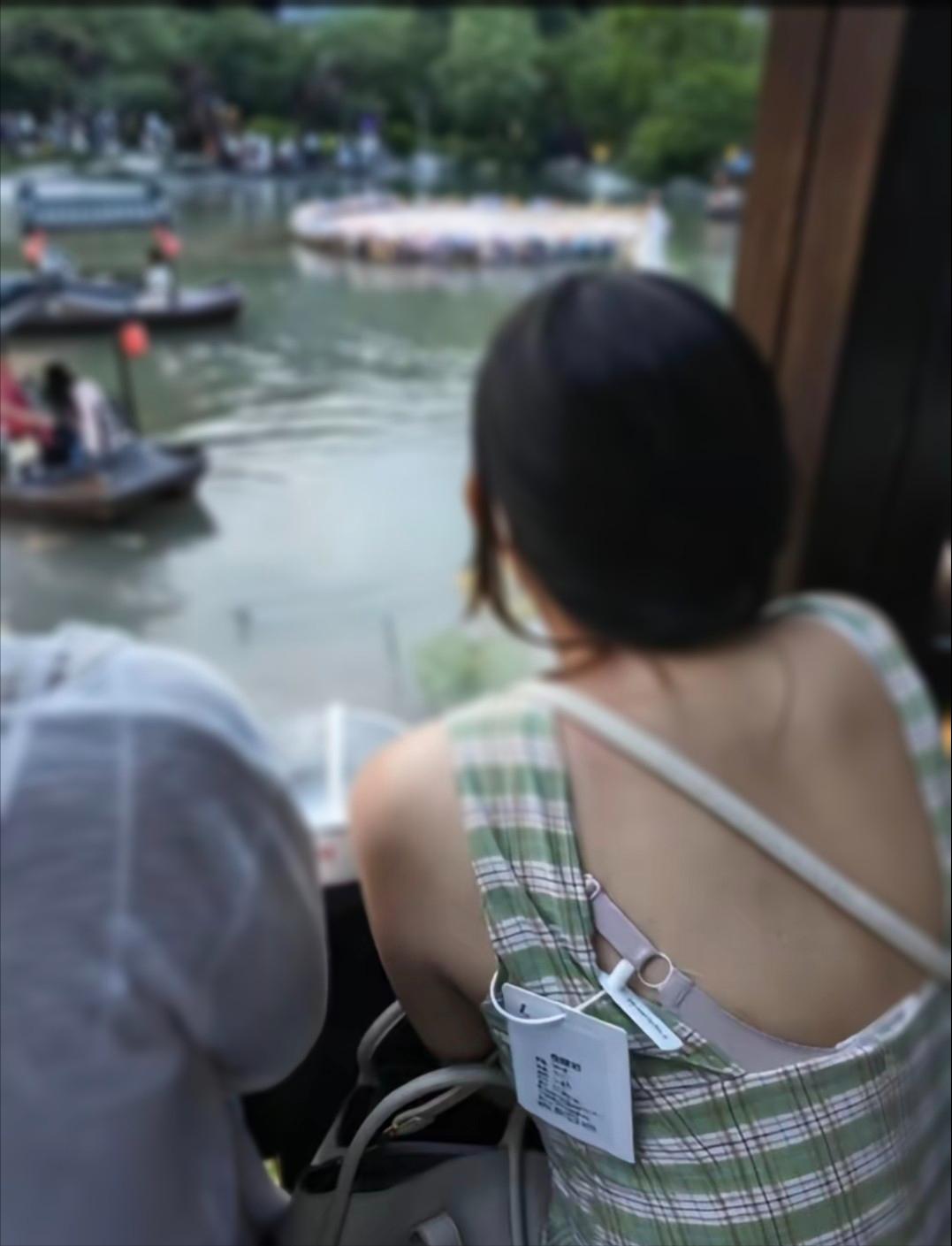 有没有人发现一个离谱的现象？现在很多人买新衣服，从来不洗、不剪吊牌，穿出去玩完就