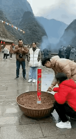 此刻，把窜天猴具象化了[捂脸哭]