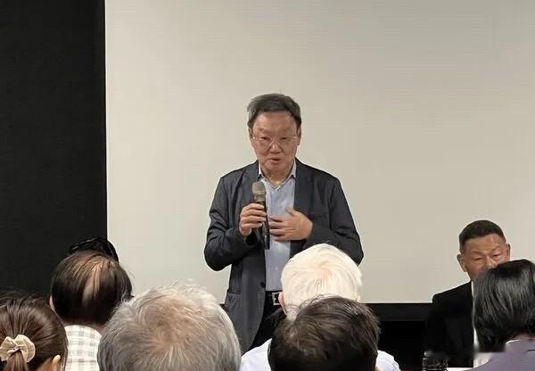 川普搁置对台军售苏起：台湾处非常不利状态针对川普称“暂时搁置对台军售”，