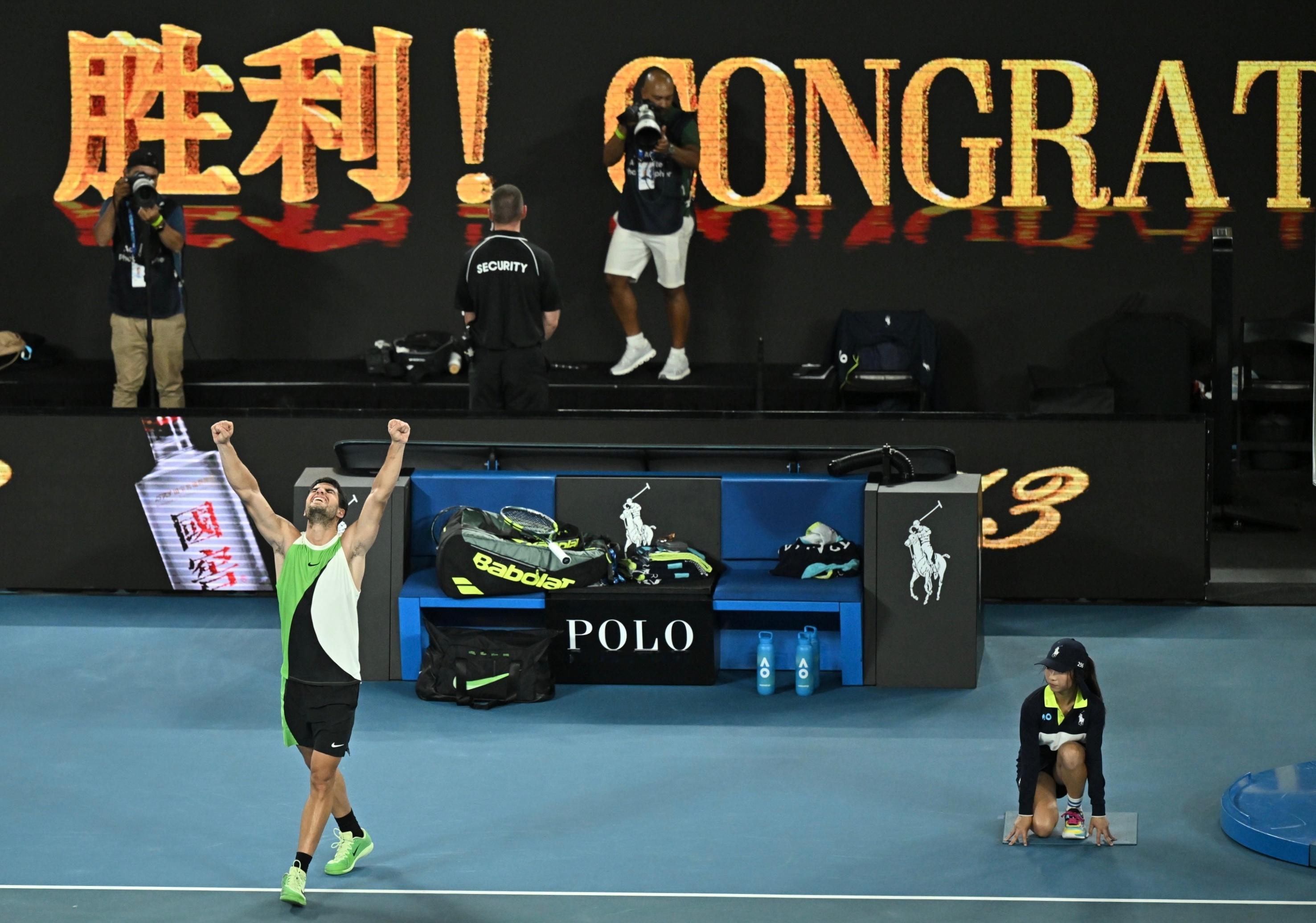 澳网男单1/4决赛，阿尔卡拉斯7-5/6-2/6-1击败德米纳尔！✅职业生涯第一