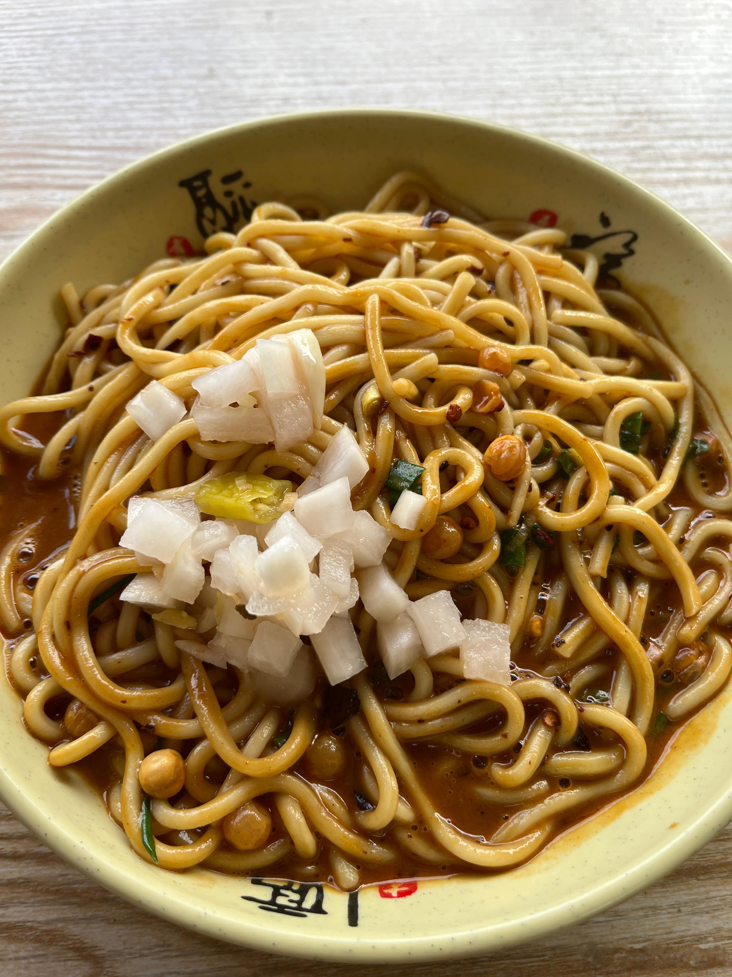 今天风大，不适宜吃路边摊早餐，送完娃，准备去昨天那家摆摊的地方吃早餐，刚到那里，