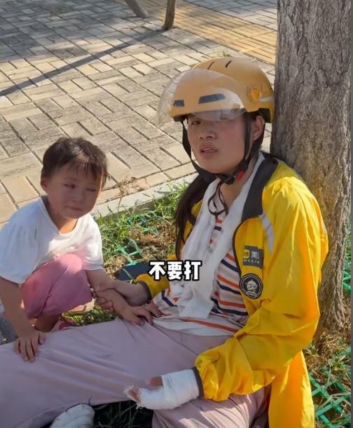 太不容易了！安徽，母女送外卖骑车摔倒后靠在树干上休息，路过男子一看中暑了！拿起手