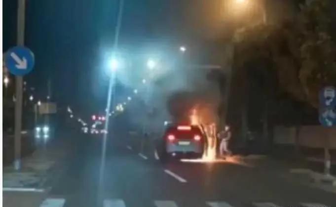 雷军应该能长长舒一口气,这次...该轮到理想直面舆情了!10秒,车辆烧成空架