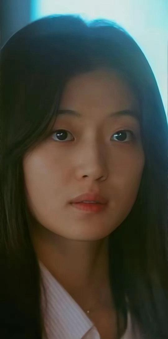 这样的容颜演让人一见钟情有说服力吗？感觉孙千只适合披发那种发型还得找找角度，头发