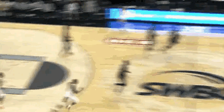 杨瀚森抱头了杨瀚森极限点传，助攻队友完成半场压哨！杨瀚森半场百分百命中率杨瀚森