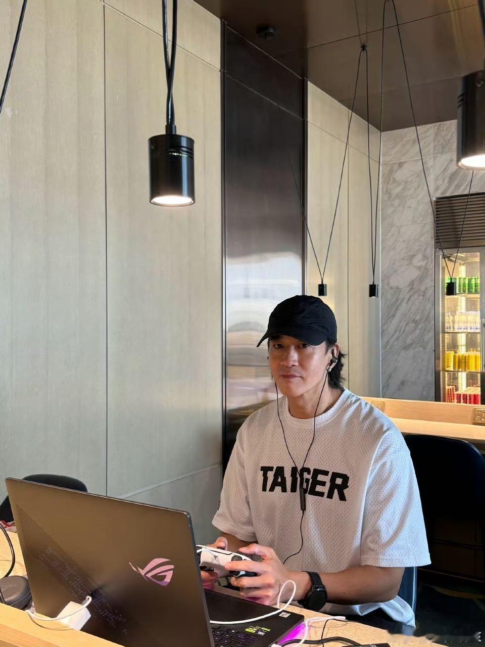 何润东面对粉丝要求主打一个听劝何润东直播从老年机变高帧率了何润东听劝体质太可爱