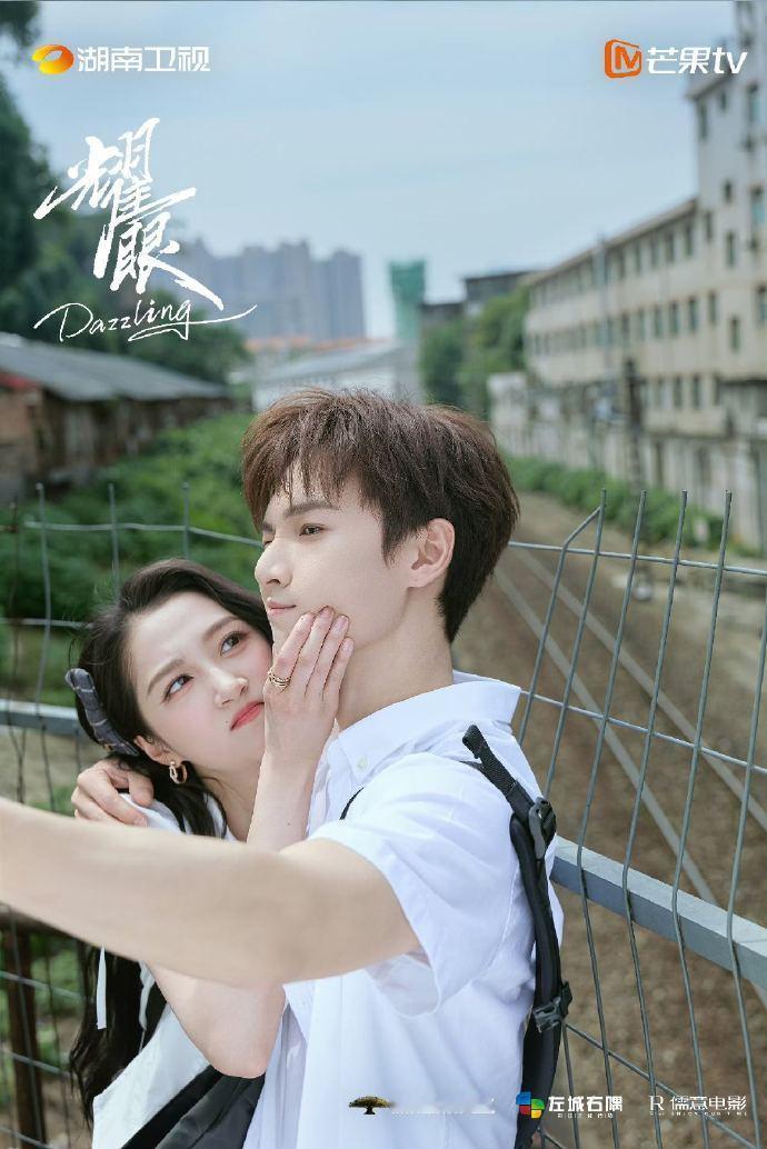 李昀锐关晓彤像两块舒肤佳李昀锐关晓彤像两块舒肤佳李昀锐关晓彤舒肤佳同框即养
