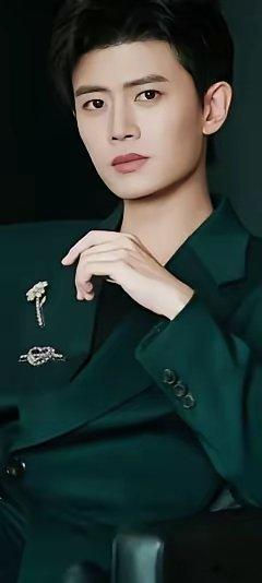 任嘉伦的妻子聂欢在私下场合被朋友问起：放弃演戏你后悔吗？聂欢笑着说：每个人的选择