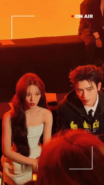 看杨超越和陈飞宇坐一起，突然脑海里就有了剧情:一个是出生在贫困农村，12岁便和父