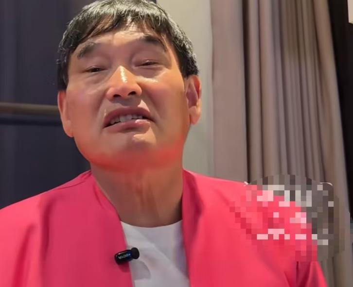 朱之文上演掉水桶那段。网上一通乱猜。他出来解释。锅全揽自己身上。跟主办方没半毛钱