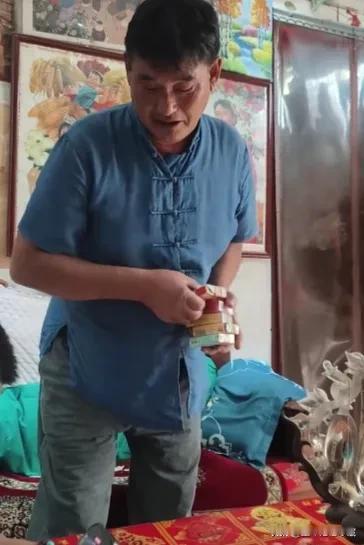 大衣哥朱之文也喜欢收集烟盒，他在和粉丝们展示自己收藏的烟盒，原来大衣哥也和小朋友
