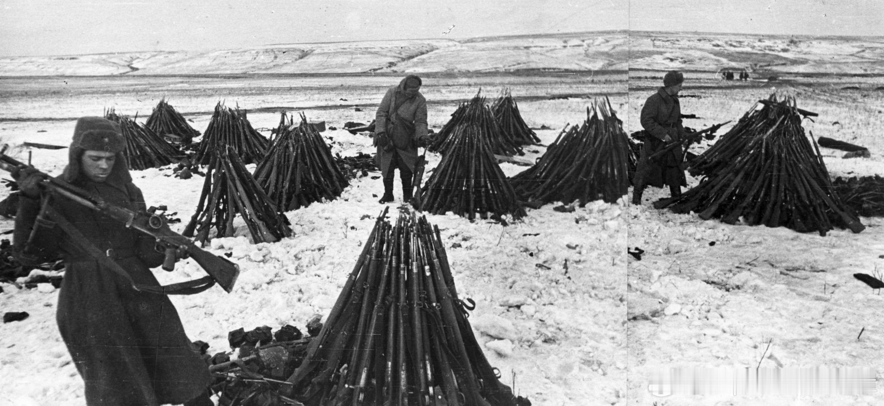 1943年2月苏军士兵在斯大林格勒附近的草原上整理德军步枪。在前景中，一名士兵正