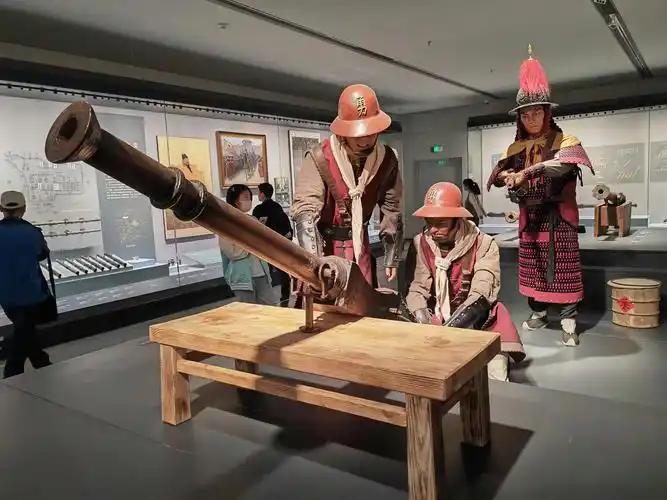 明朝水师能纵横海域、抵御外侮，不仅靠坚固船体，更在于火炮安置的精巧设计。重型火器