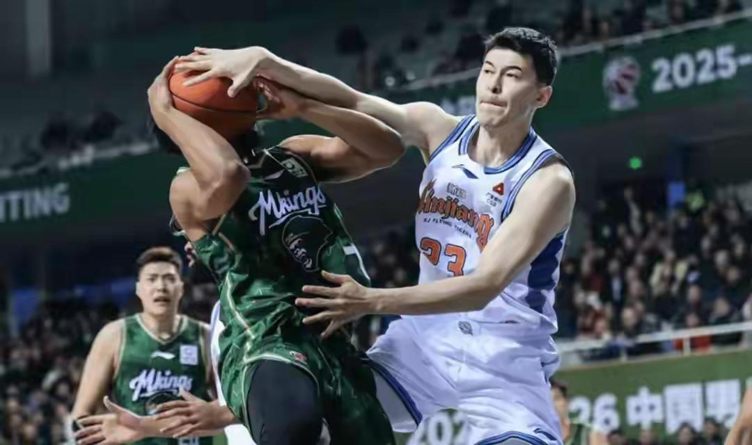 有新疆球迷发文称，希望新疆男篮的管理层不计前嫌，把西热力江请回来吧，刘炜和格兰真