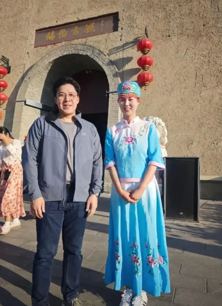 霍启刚旁边这个美女看着好眼熟，就是叫不出名字来。