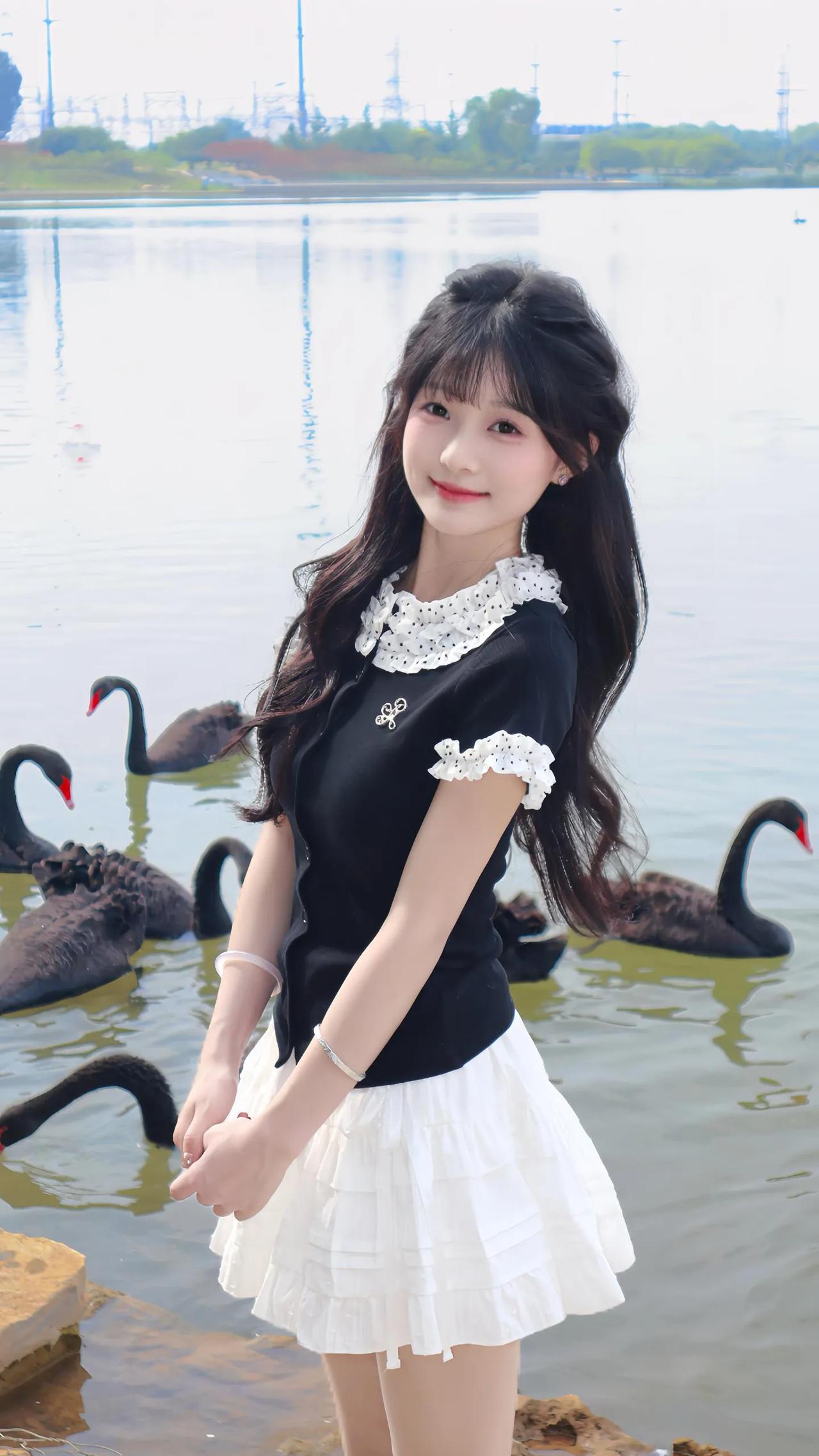 黑衣白裙湖边漫步天鹅相伴美如画卷温柔风白裙元气少女穿搭